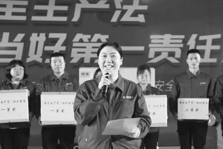           冯静坚守初心，甘当青年成长路上的引路人。图片由受访者提供        