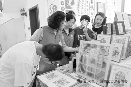           孩子们惊叹于方寸红纸间的万千世界 图片由运城市盐湖区志愿者协会提供        