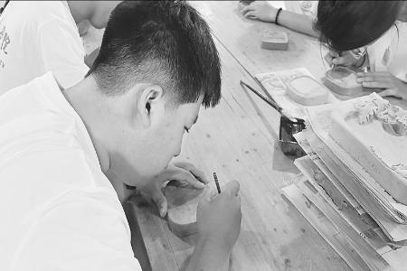           体验澄泥砚制作过程 图片由团新绛县委提供        