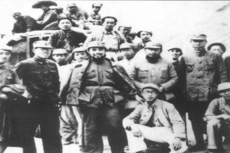           　　1937年9月20日，第二战区民族革命战争战地总动员委员会在太原正式宣告成立。作为抗日民族统一战线组织，战动总会成立后，即配合中共地方党组织和八路军及其他抗日部队，动员、组织、武装群众，建立抗日政权，创建抗日根据地。图为战动总会主任续范亭 （前站立者右一）、委员李公朴（前站立者右二）等合影。文图由中共山西省委党史研究院（山西省地方志研究院）提供        