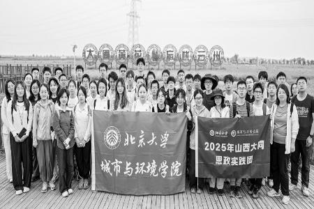           70年，一代又一代北大人用求知的脚步丈量云州沃土。 图片由团大同市云州区委提供        