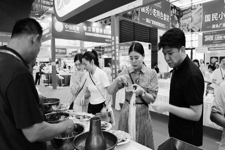           怀仁羊肉产品吸引观众品尝 图片由怀仁市融媒体中心提供        