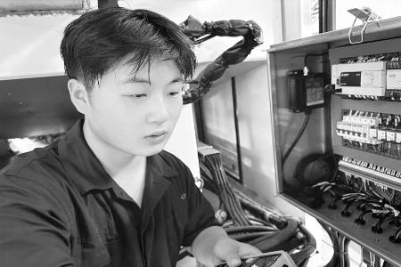           王政博在实践中淬炼本领 见习记者 路诗洁 摄        