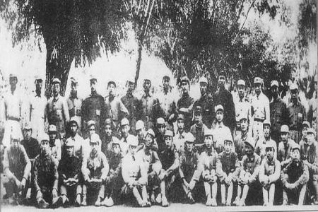           　　　　图5从1937年9月成立到1938年，战动总会先后在第二战区内组建了17个游击支队，另有山西工人武装自卫旅（简称工卫旅）、察绥游击军、1个政治保卫队、2个地方游击队，还有战区各县游击队、自卫队等。图为1942年10月工卫旅在兴县举行成立5周年纪念大会后，司令部与政治部全体干部合影。        