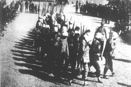           图6女民兵在集训。        