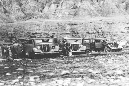               1938年3月，八路军第一一五师在隰县发起午城战斗，粉碎了日军渡河西犯的企图。图为战斗中缴获的汽车。        