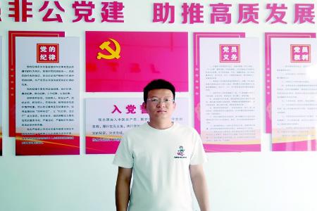           崔阳致力于为家乡发展、村民增收致富开启速递“快车”。        