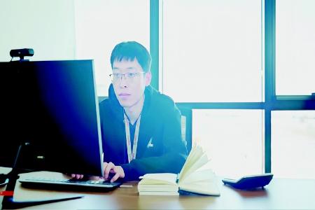           段卫东为确保数据基地高效运行贡献青春力量 图片由受访者提供        