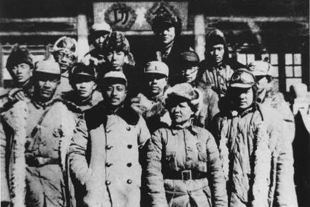           　　　　晋西北新军领导人续范亭 （三排左二）等与归国华侨抗日女英雄李林（前排右二）在反顽斗争祝捷大会上。        