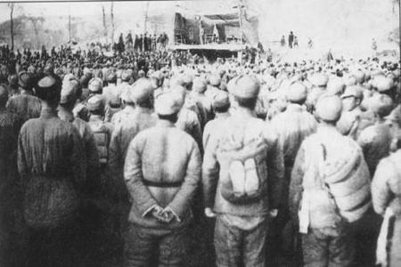               1940年1月，决死第二纵队、第四纵队和暂编第一师在临县召开粉碎顽固派军队进攻祝捷大会。        