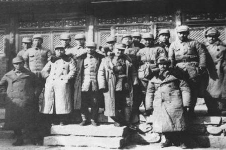           　　　　1940年2月，八路军第一二〇师，决死第二、第四纵队，暂编第一师，工卫旅和晋西南、晋西北区部分领导人在兴县。        