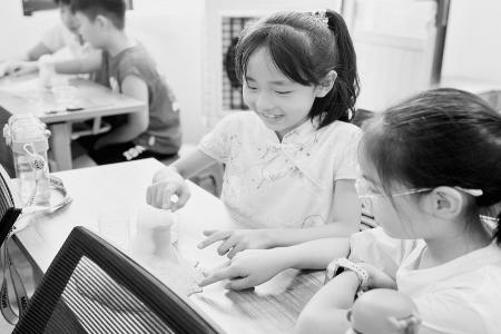           科学小实验，趣味伴成长。 图片由太原市迎泽区青年路三社区提供        