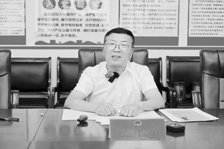           郑建国的工作信条是要对得起群众的信任        