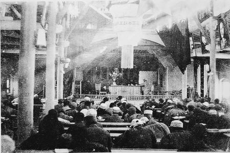           　　　　1942年10月，晋西北临时参议会召开。图为晋西北临时参议会会场。        