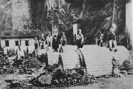               武乡县柳沟兵工厂自行设计的炮弹焖火炉。据《山西日报》        