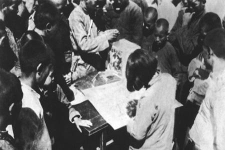               从1940年开始，山西抗日根据地普遍开展了村选运动。祖祖辈辈受剥削、受压迫的农民登上政治舞台，选举自己信任的人执掌村政，他们热情非常高，一些不识字的农民，用“丢豆子”“画圈圈”“烫窟窿”等办法，投下自己神圣的一票。图为村民选举基层政权领导人。        