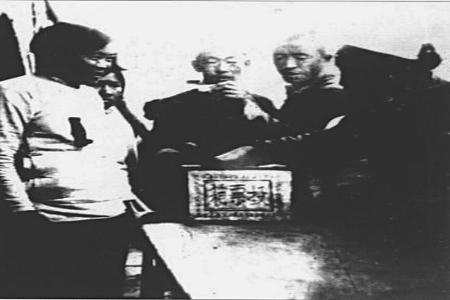            从1940年开始，山西抗日根据地普遍开展了村选运动。祖祖辈辈受剥削、受压迫的农民登上政治舞台，选举自己信任的人执掌村政，他们热情非常高，一些不识字的农民，用“丢豆子”“画圈圈”“烫窟窿”等办法，投下自己神圣的一票。图为村民选举基层政权领导人。        