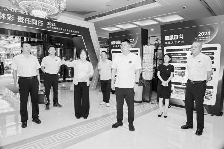           与会人员参观《报告》发布会展厅 图片由山西省体育彩票管理中心提供        
