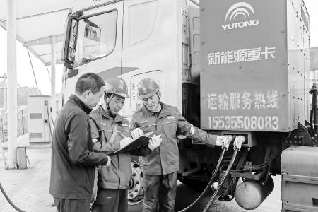           国网山西电力员工深入电动重卡充电站开展安全检查。 冯剑桥 摄        