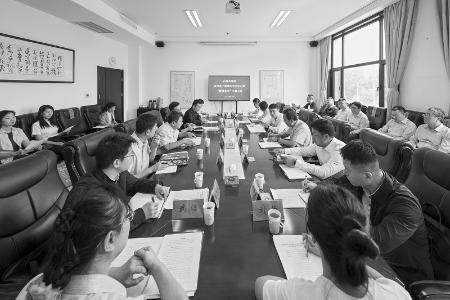           省、市、县（区）三级共青团组织理论学习中心组开展“联组共学”。 本报记者 胡远嘉 摄        
