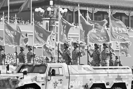               9月3日，纪念中国人民抗日战争暨世界反法西斯战争胜利80周年大会在北京隆重举行。这是战旗方队接受检阅。        