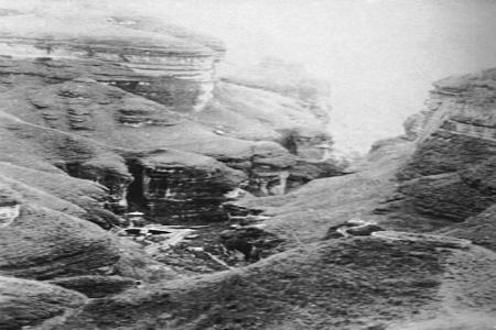               1941年10月，日军纠集7000余人“扫荡”武乡、黎城一带，企图奔袭八路军首脑机关，摧毁八路军军工设施。守卫黄崖洞八路军兵工厂的总部特务团和第一二九师4个团与敌激战数日，创造了以少胜多的光辉战绩。战后，八路军总部召开庆功会，授予总部特务团“黄崖洞保卫战英雄团”的称号。图为战斗遗址一角。        