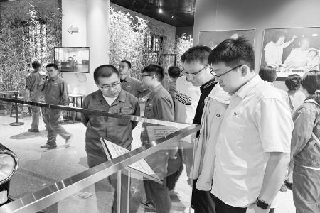           　“行走的思政团课”提升育人实效 图片由太钢团委提供        