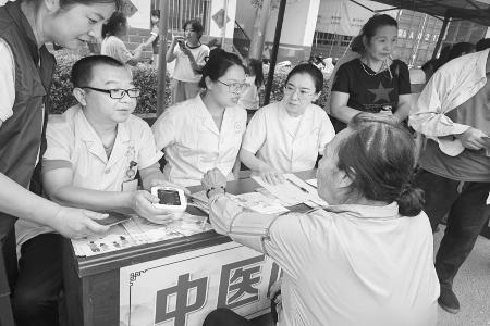           爱心义诊送健康 图片由交城县融媒体中心提供        