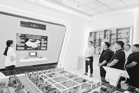           青年近距离了解数智创新成果        