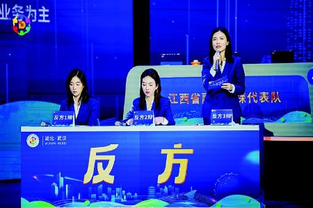           潘紫云（右一）参加辩论赛 图片由受访者提供        