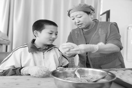           孩子们近距离了解月饼制作过程 图片由通讯员申智红提供        