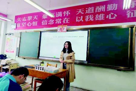           用爱浇灌每一名学生        