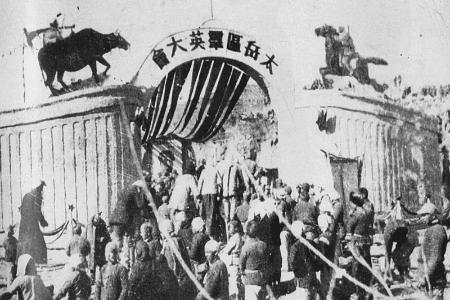           　　　　1944年12月，晋绥边区召开第四届群英大会。图为出席此次群英大会的晋绥六分区英模合影。据《山西日报》        