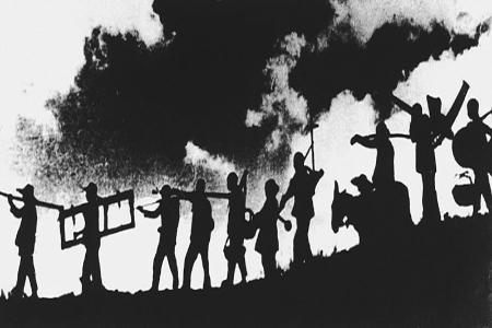           　　　　晋绥边区民兵英雄张初元组织民兵 “劳武结合”，战斗、生产两不误，延安《解放日报》称赞张初元是“劳力与武力结合的范例”。图为张初元用自制的榆木炮袭击敌人。        