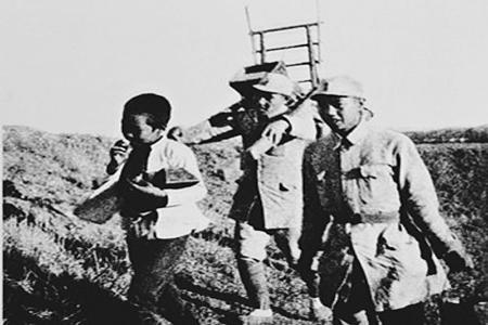           　　　　平顺县西沟村党支部书记李顺达创办了太行区最早的劳动互助组，被誉为 “边区农民的方向”。图为西沟村互助组出工场面。        