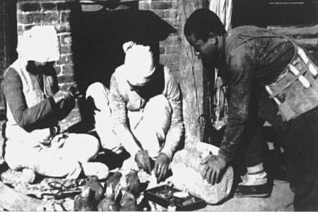 　　根据地民兵就地取材，利用废铁、废瓶、石头、瓦罐等制造地雷。