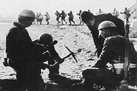 民兵游击队在埋设地雷。