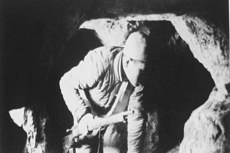 民兵在地道里与敌人作战。