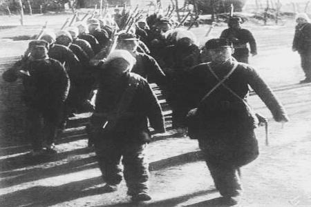 　　武工队是在反“蚕食”斗争中创造的一种有效的组织形式，在战争中发挥了重大作用。图为太行区武工队向游击区、敌占区进发。