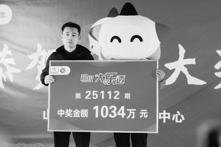 领奖现场 本报记者 胡远嘉 摄