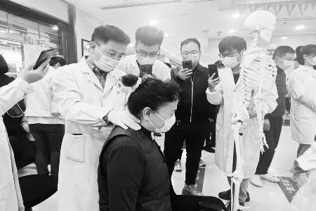 李志贵为患者实施治疗 图片由受访者提供