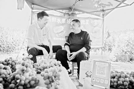 襄汾农商银行化解商户收款难题 通讯员 樊丹 徐金鹏 摄