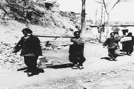 图为根据地妇女支援前线。