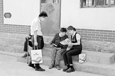 和顺农商银行为百姓提供全方位金融服务 通讯员 郝学健 摄