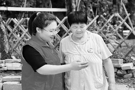 郭迪迪深入田间地头，服务农村农民。 图片由受访者提供