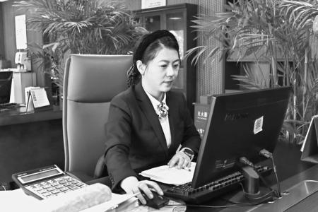 秦婷始终秉持“以客户为中心”的服务理念 见习记者 路诗洁 摄