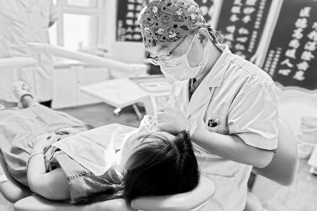 张强用仁心仁术守护患者的口腔健康 见习记者 路诗洁 摄