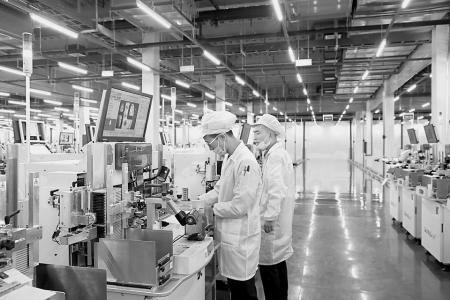 　　高科华烨电子集团生产车间内,工人们正在生产线上赶制订单产品。