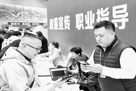 大会吸引1.3939万人到场洽谈万人到场洽谈