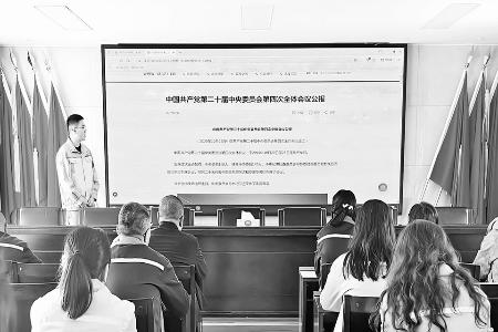 专题学习，以学促干。 图片由中铁十七局物资公司团委提供